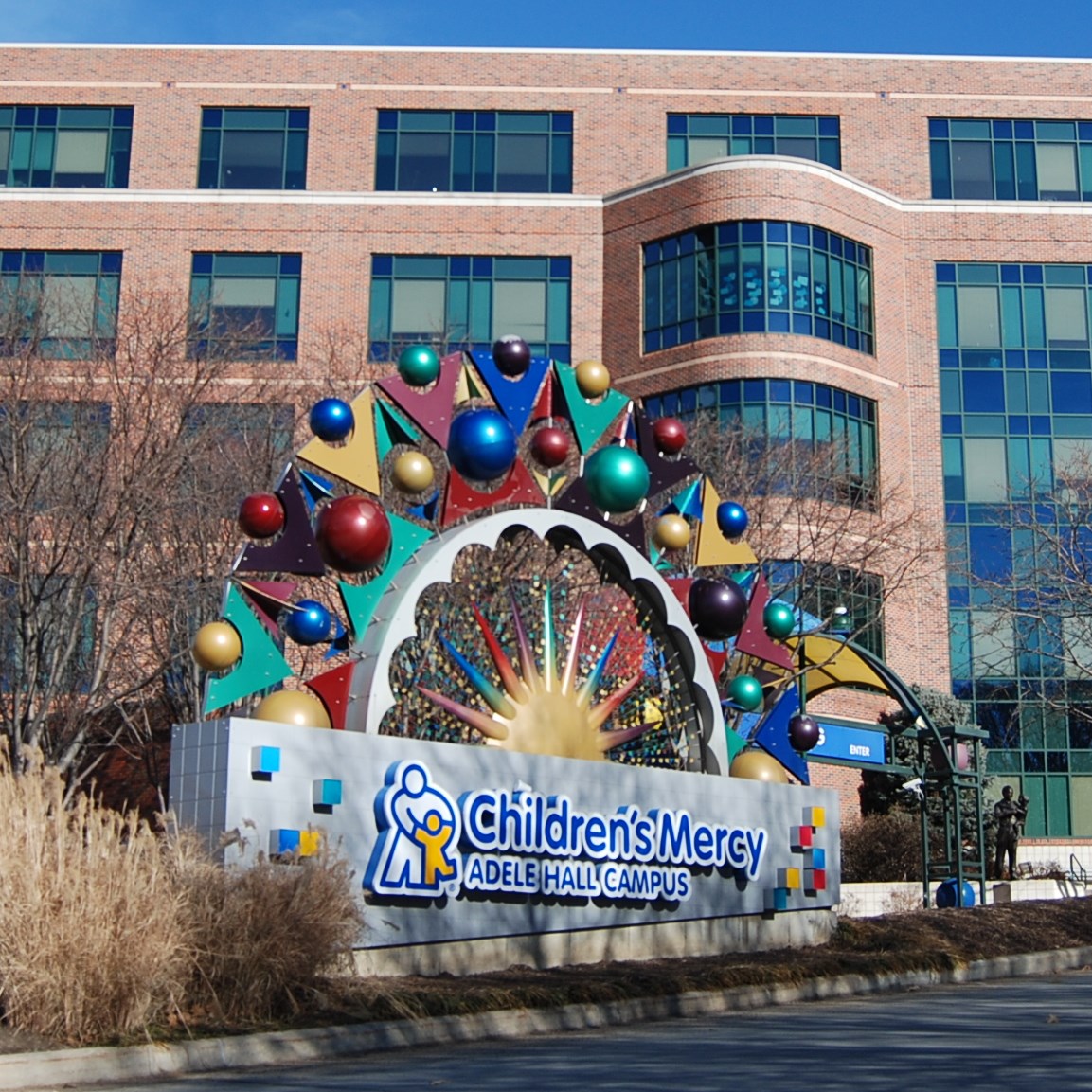 Children’s Mercy Hospital Sign with hopsital in background.